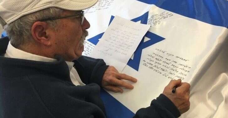 Thousands of signed Israeli flags to enter Independence Day time capsule