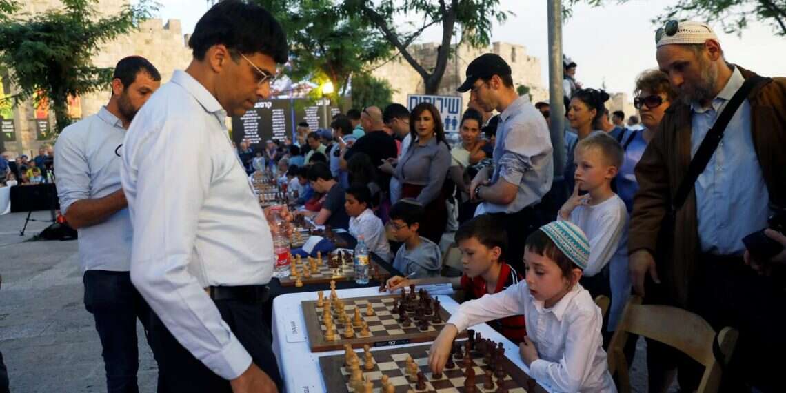 PICS: Anand, Karpov take on dozens of chess players in Jerusalem