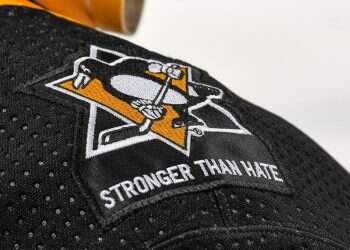 Pittsburgh Penguins raise $350,000 for synagogue shooting victims