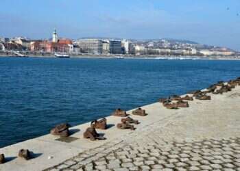 Divers to search for remains of Jews murdered on banks of Danube