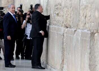 Pompeo visits Western Wall, accompanied by Netanyahu