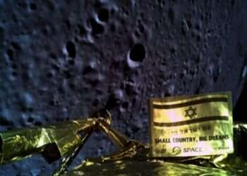 Israeli spacecraft crash lands on moon's surface