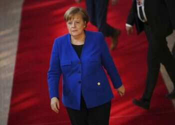 Merkel calls Netanyahu, stresses need for 2-state solution