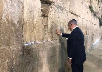 Netanyahu goes to Western Wall on eve of crucial vote