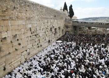 Thousands gather at Western Wall for Passover priestly blessing