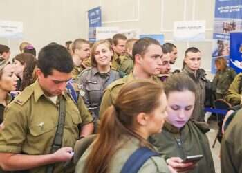 Thousands of lone IDF soldiers receive Passover coupons from IFCJ