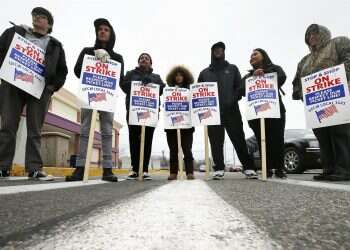 Rabbis: 'Not kosher' to shop at supermarket during strike