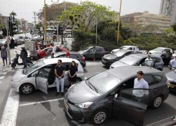 Israel comes to a 2-minute standstill to honor Holocaust victims