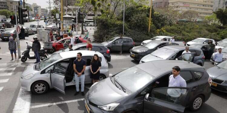 Israel comes to a 2-minute standstill to honor Holocaust victims