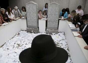In Queens, revered Jewish leader's burial site draws crowds