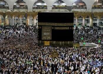 Muslim pilgrims pray in Mecca as hajj winds down without incident