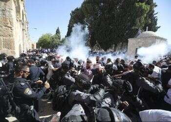 Palestinians clash with Israeli police at Jerusalem holy site