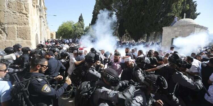 Palestinians clash with Israeli police at Jerusalem holy site