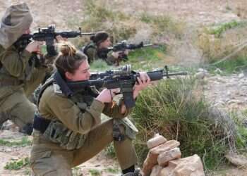 What do IDF troops think about women serving in combat?