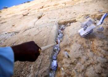 In twice-yearly ritual, notes cleared out of Western Wall