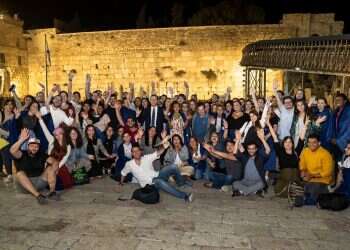 100 newly minted Israelis arrive at Western Wall for first time