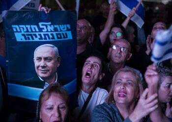 Thousands rally in support of Netanyahu after graft indictment