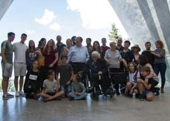 Greek woman meets descendants of Jewish siblings she saved during Holocaust