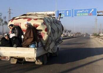 Thousands flee bombardment in northwest Syria, head to Turkish border