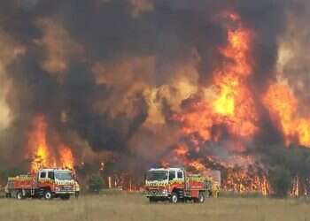 Raging wildfires trap 4,000 at Australian town's waterfront