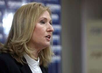 Report: Tzipi Livni considering joining Blue and White