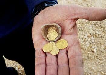 Gold coins dating to early Islamic era delight archaeologists at Yavne dig