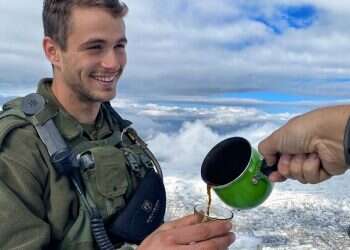 Israel Hayom's photo of 'gorgeous' soldier becomes instant hit