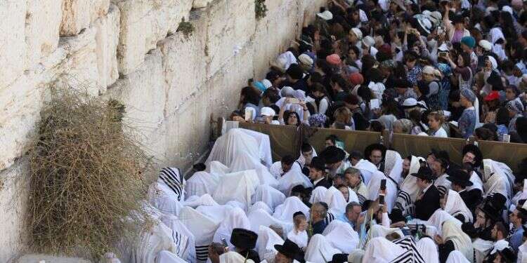 Mass prayer held in Jerusalem to keep coronavirus at bay