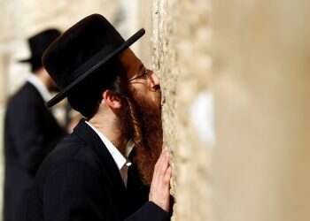 Jewish worshippers urged not to kiss Western Wall