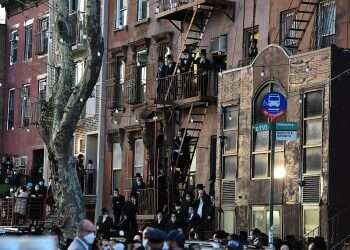 'Porch minyans': Brooklyn's answer to balcony prayers