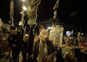 Thousands of protesters in Jerusalem resume calls for PM to step down