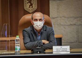 Commander of Israel's war on coronavirus threatens to resign