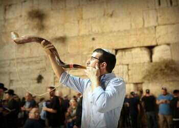 Rabbis: Let everyone in Israel hear the Rosh Hashanah shofar at once