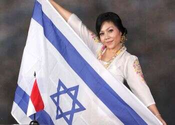 Braving raging controversy, Muslim Indonesian woman hopes for peace with Israel