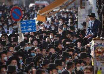 Thousand attend funeral of revered rabbi despite restrictions