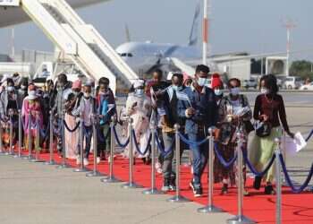 Hundreds of Ethiopian immigrants get warm welcome in Israel