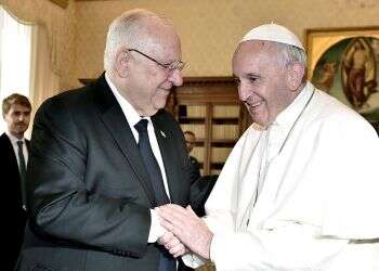 Flying over Israel, Pope Francis sends greetings to President Rivlin