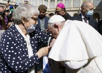 Pope kisses Auschwitz survivor's tattoo