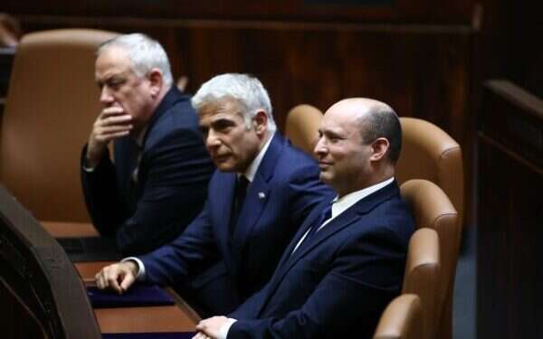 Naftali Bennett sworn in as prime minister after narrow vote of 60:59