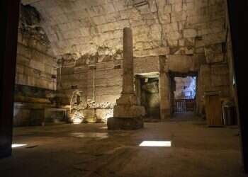 Magnificent 2,000-year-old 'city hall' unearthed near Western Wall