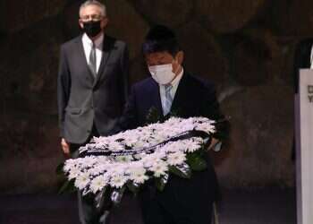 Japanese foreign minister views Children's Memorial, honorary tree at Yad Vashem