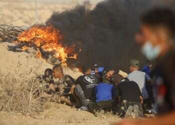 Explosives thrown at troops as Hamas renews border riots