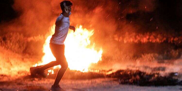 Hundreds of Gazans burn tires, lob explosives as border riots continue
