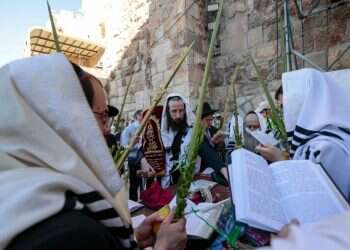 Thousands gather at Western Wall for Priestly Blessing of Sukkot