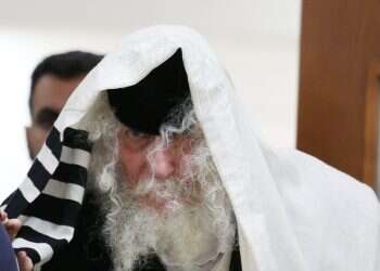 Jailed rabbi implicates himself to decades-old murder cases, faints in court