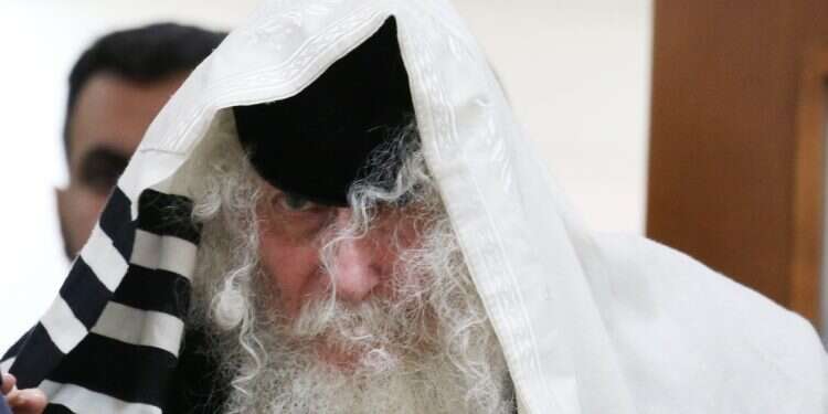 Jailed rabbi implicates himself to decades-old murder cases, faints in court