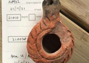 2,000-year-old oil lamp comes to light in City of David