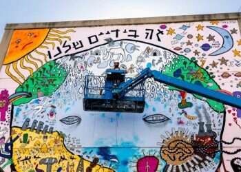 Watch: Israeli artist paints massive mural in Tel Aviv to raise global warming awareness