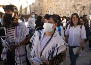 Police hold back crowds of ultra-Orthodox protesters as Women of the Wall demonstrate