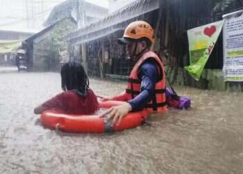 Powerful typhoon hits Philippines, nearly 100,000 evacuated